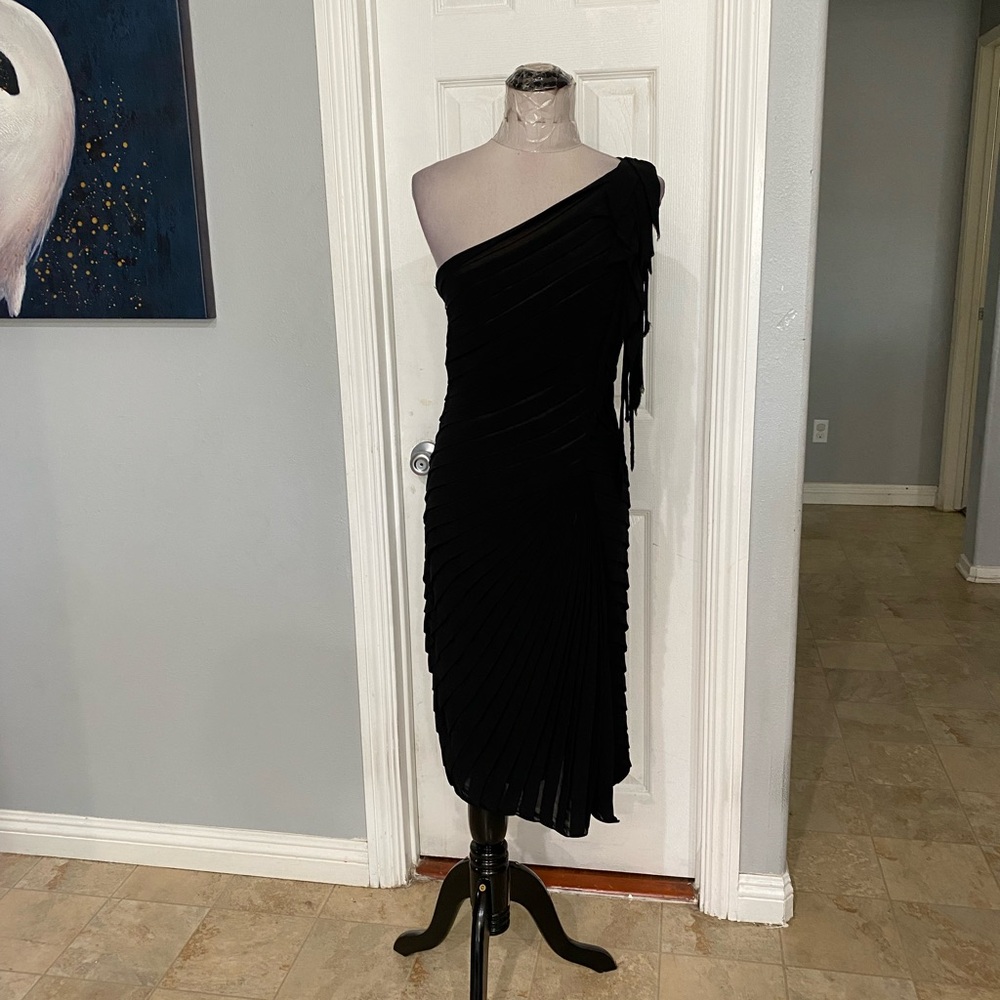 TADASHI SHOJI Women 12 black one-shoulder dress with a pleated texture